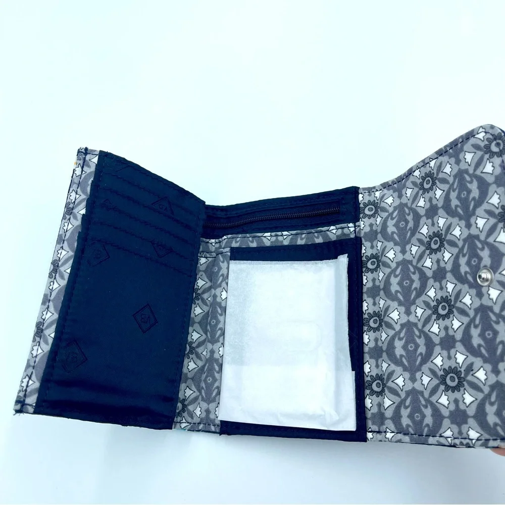 Vera Bradley RFID Riley Compact Wallet in Recycled Cotton Plants NWT - Picture 6 of 10